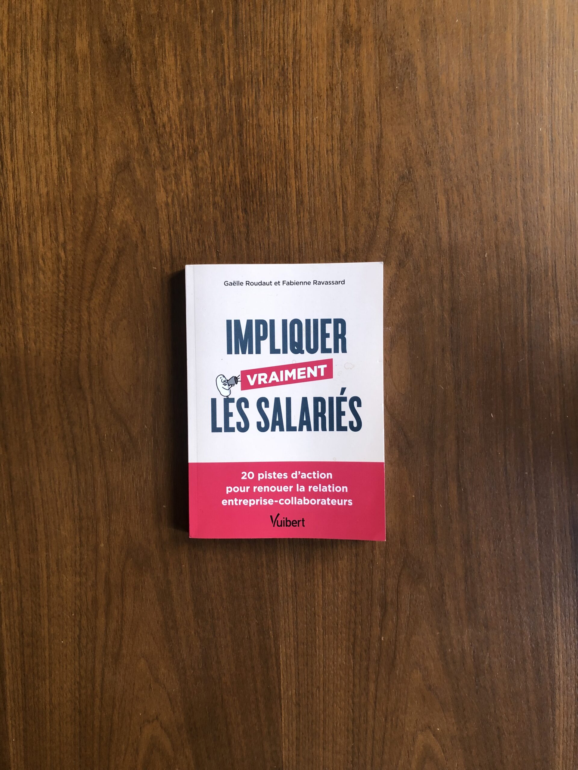 Engagement collaborateur livre sur une table Gaelle Roudaut