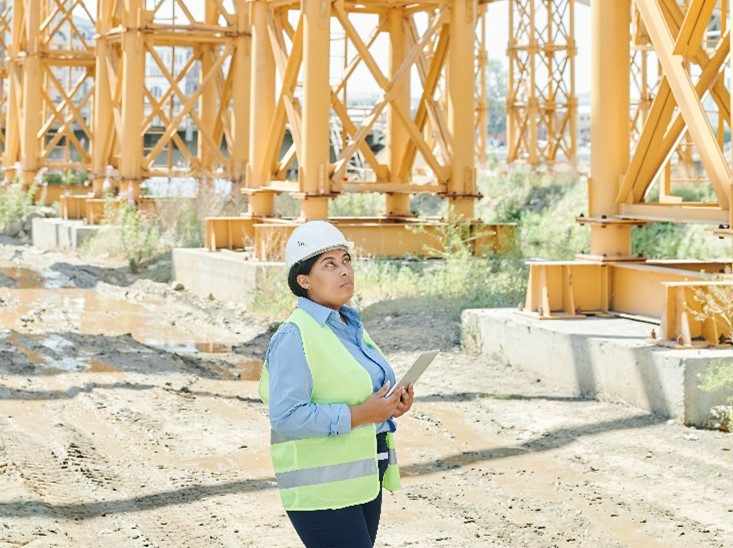 Femme sur un chantier BTP employé non-connecté