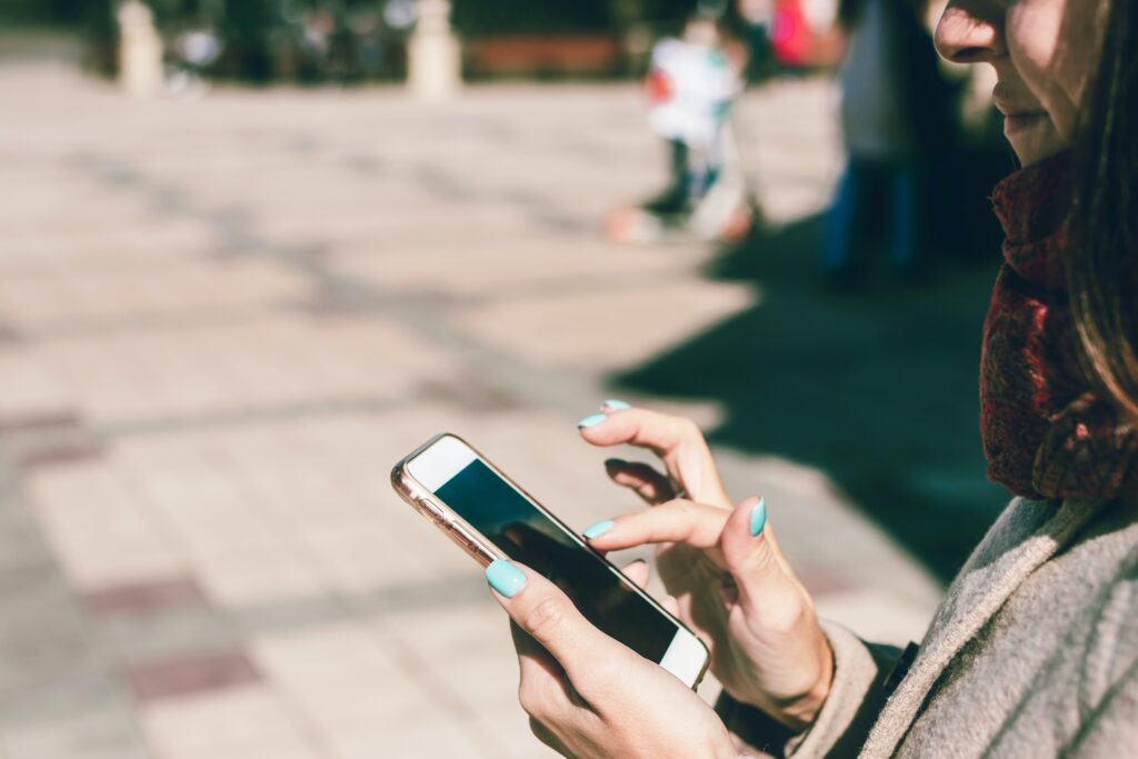 femme manipulant son téléphone