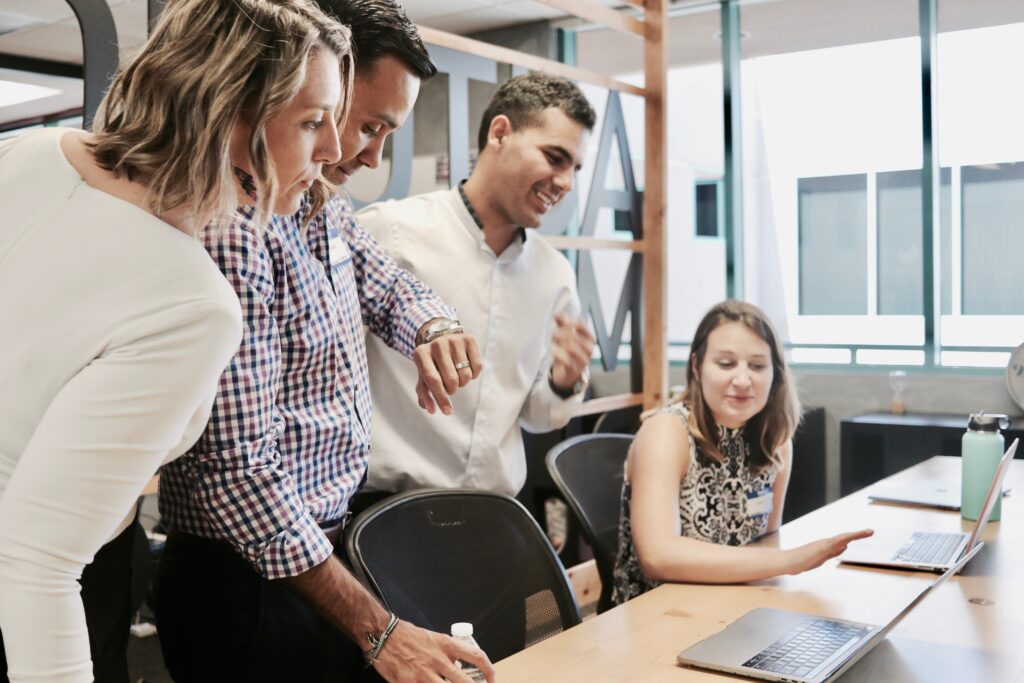 Employés engagés au bureau