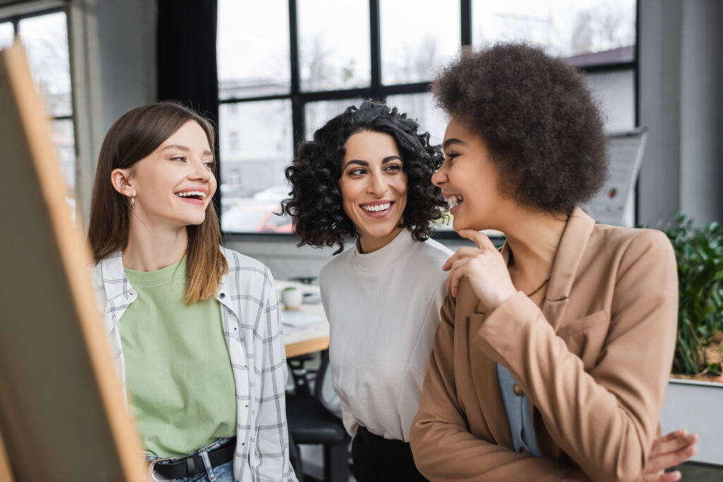 femmes souriantes tableau bureau impact communication organisation