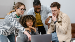 Communicants interne devant un ordinateur